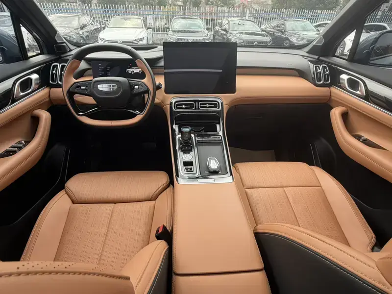 2025 Geely Boyue L с пробегом 4 000 км