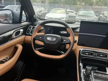 2025 Geely Boyue L с пробегом 4 000 км