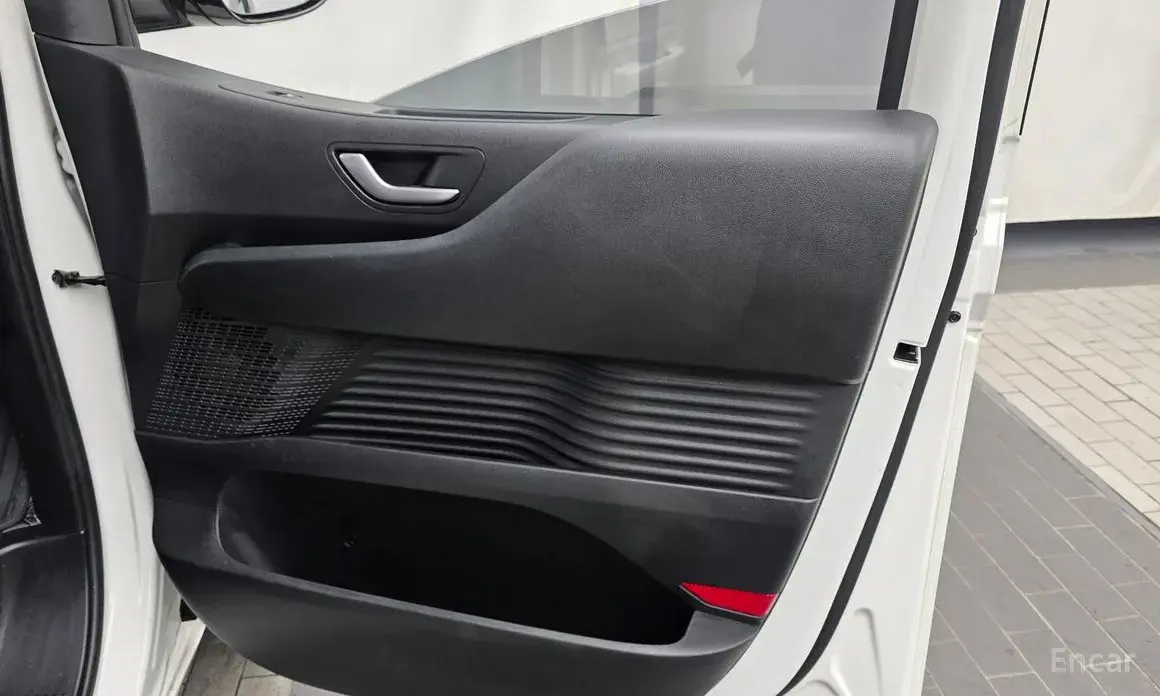  Staria