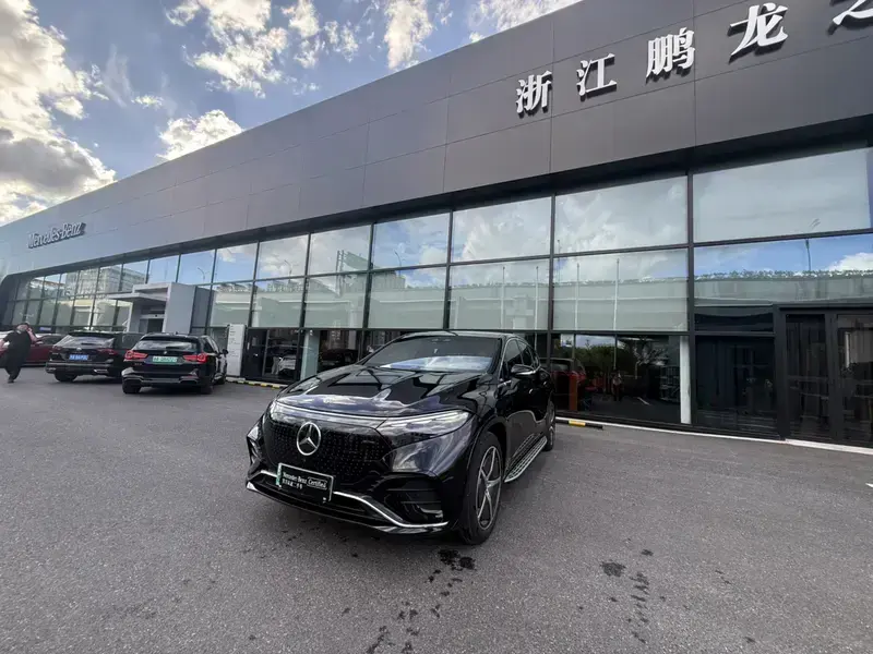 2025 Mercedes-Benz EQS SUV с пробегом 300 км
