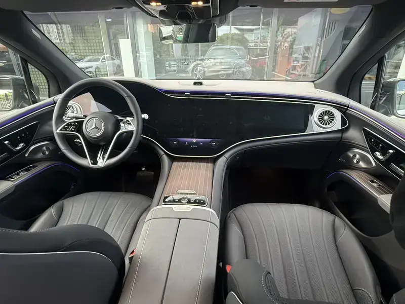 2025 Mercedes-Benz EQS SUV с пробегом 300 км