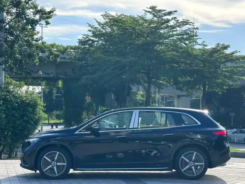 2025 Mercedes-Benz EQS SUV с пробегом 900 км