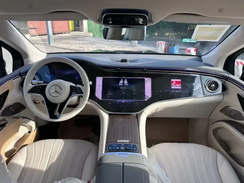 2025 Mercedes-Benz EQS SUV с пробегом 900 км