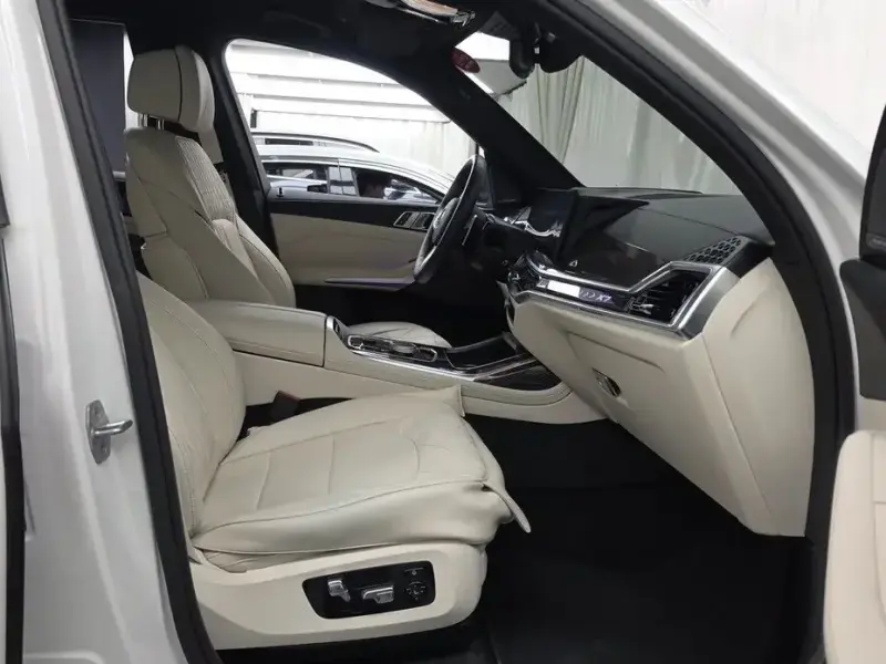2025 BMW X7 с пробегом 13 590 км