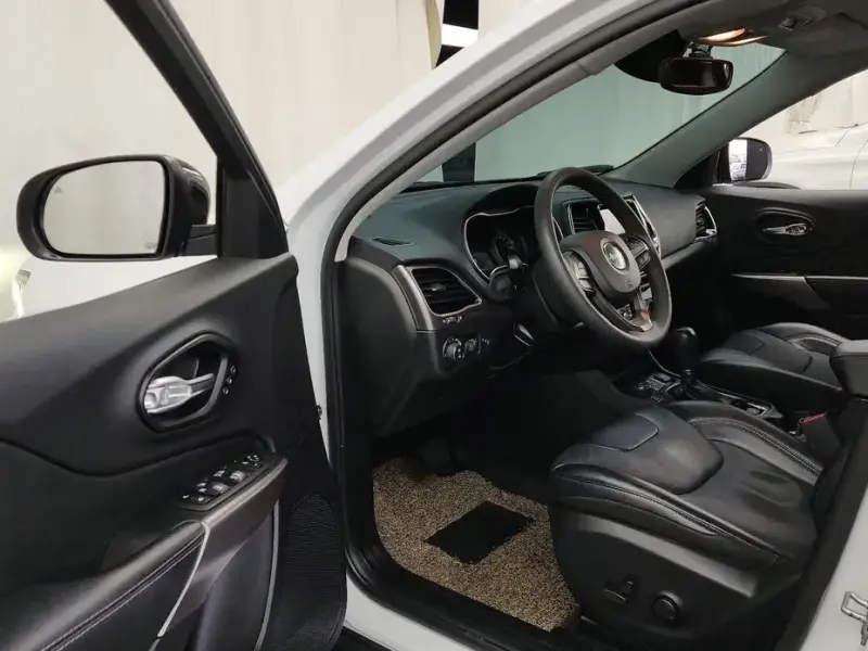 2022 Jeep Cherokee с пробегом 102 399 км