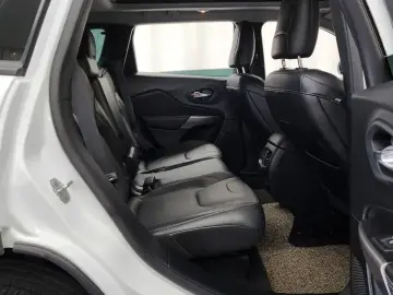 2022 Jeep Cherokee с пробегом 102 399 км