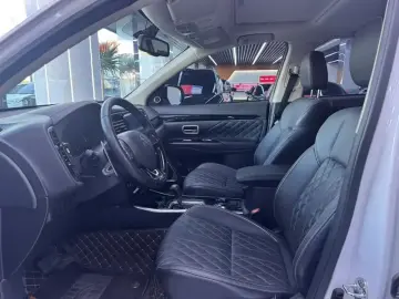 2021 Mitsubishi Outlander с пробегом 49 100 км