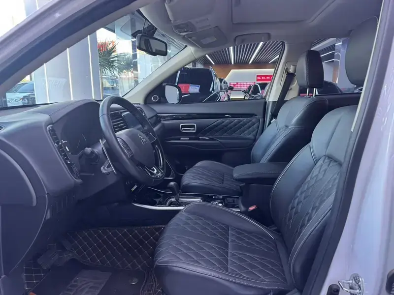 2021 Mitsubishi Outlander с пробегом 49 100 км