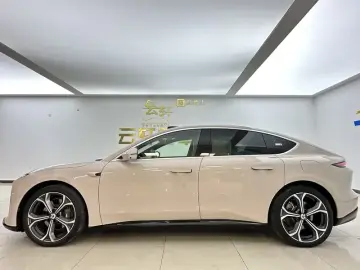 2025 Nio ET5 с пробегом 16 000 км