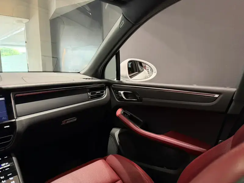2023 Porsche Macan с пробегом 49 000 км