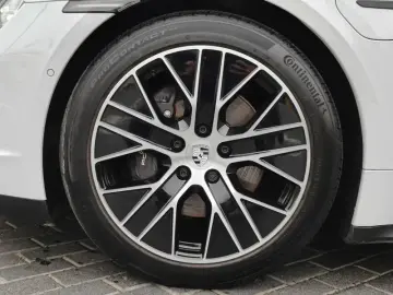 2024 Porsche Taycan с пробегом 19 000 км