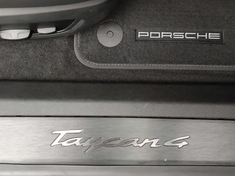 2024 Porsche Taycan с пробегом 19 000 км
