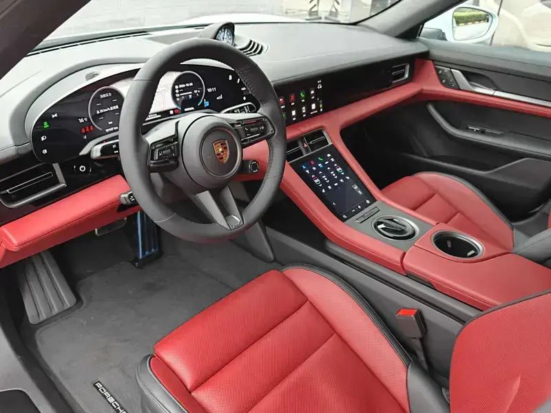 2024 Porsche Taycan с пробегом 19 000 км