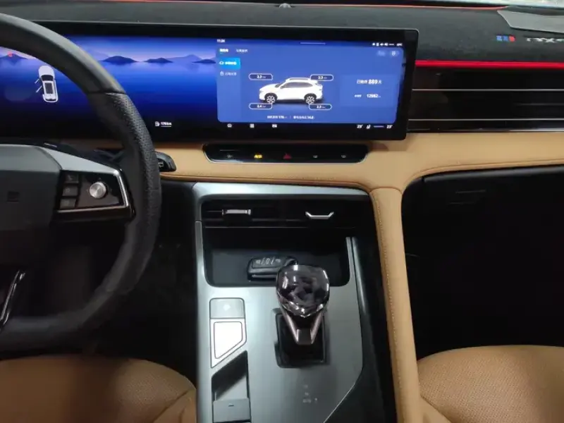 2023 Roewe RX5 с пробегом 13 000 км