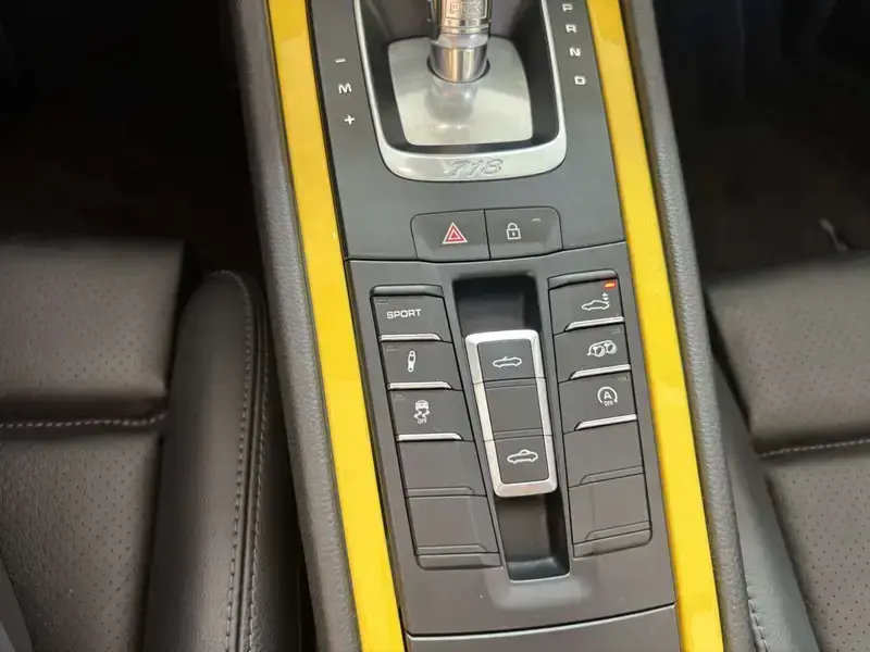 2023 Porsche 718 Spyder с пробегом 12 000 км