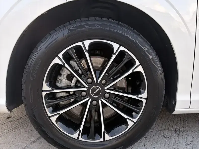 2023 Roewe iMAX8 с пробегом 95 000 км