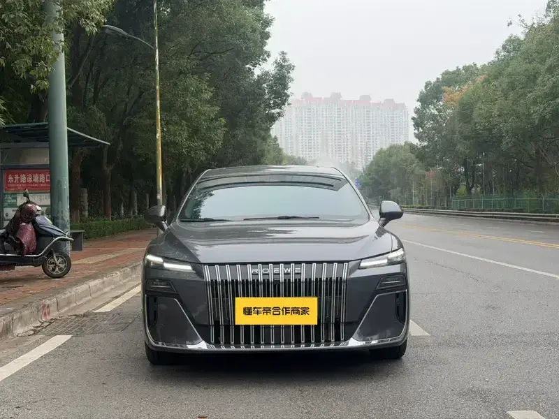 2025 Roewe M7 с пробегом 16 000 км