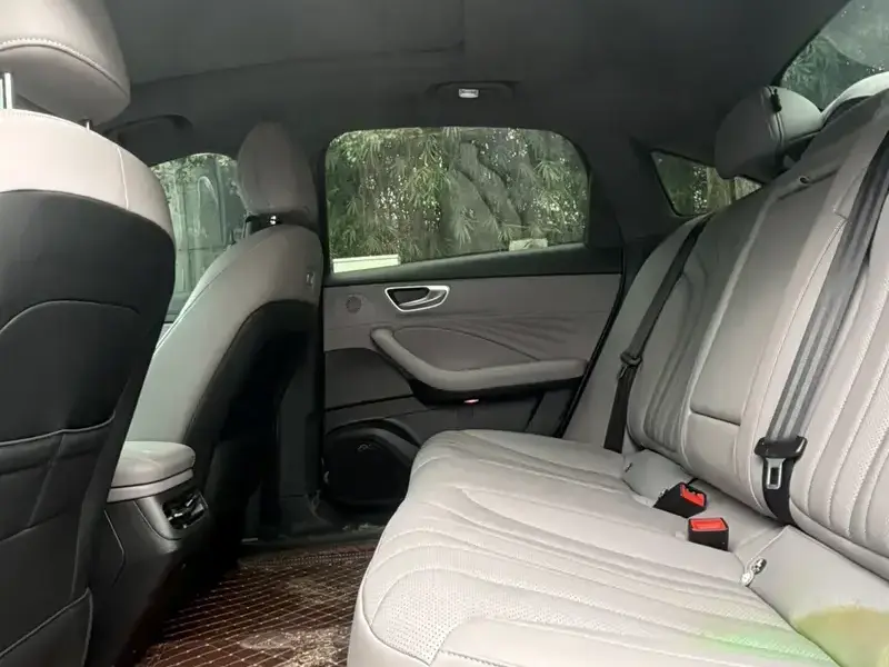 2025 Roewe M7 с пробегом 16 000 км