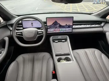 2025 Roewe M7 с пробегом 16 000 км