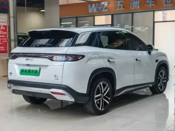 2025 BYD Song L с пробегом 25 000 км