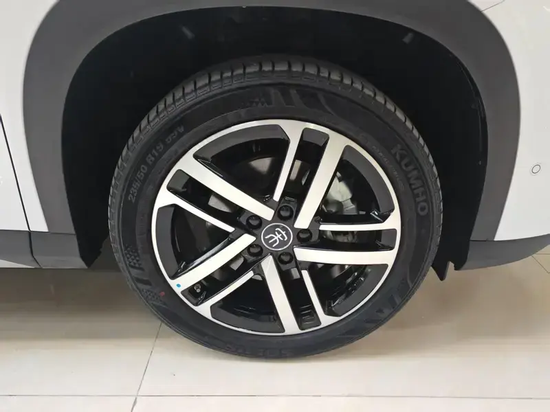 2025 BYD Song L с пробегом 25 000 км