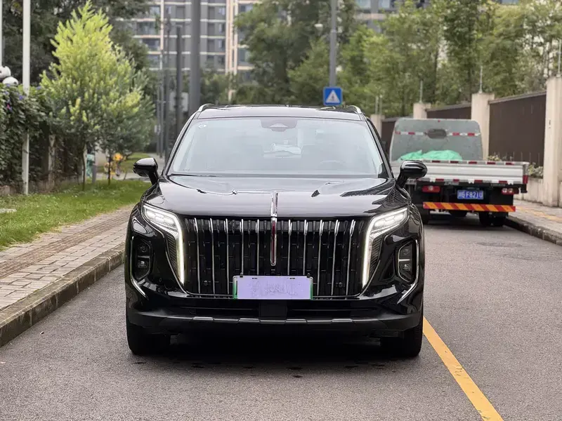 2025 Hongqi HS7 с пробегом 4 500 км
