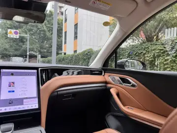 2025 Hongqi HS7 с пробегом 4 500 км