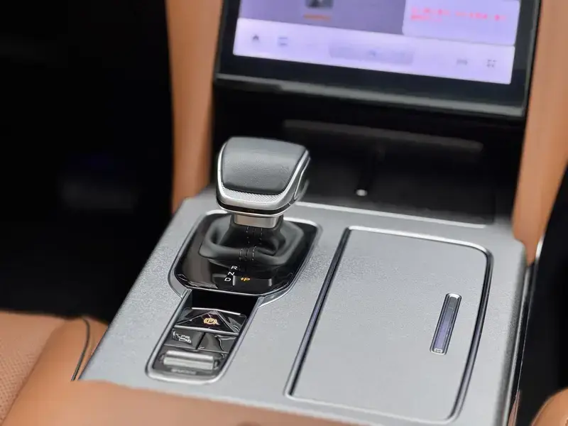 2025 Hongqi HS7 с пробегом 4 500 км