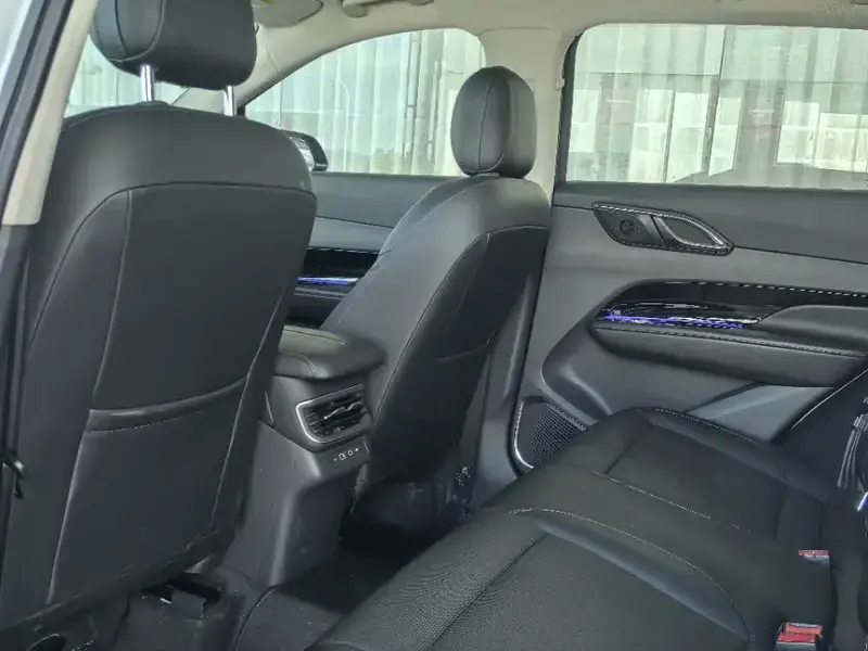 2025 Hongqi HS3 с пробегом 23 000 км