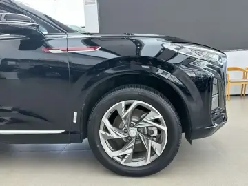 2024 Hongqi HS3 с пробегом 19 000 км
