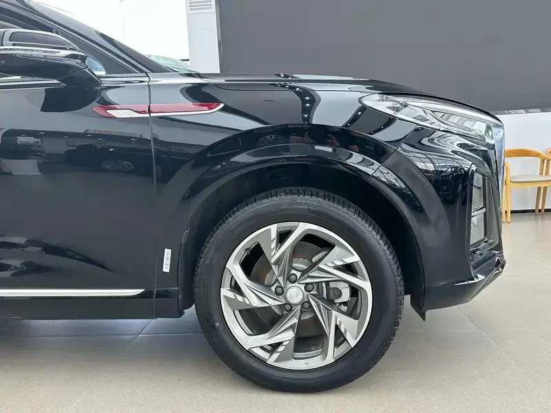 2024 Hongqi HS3 с пробегом 19 000 км