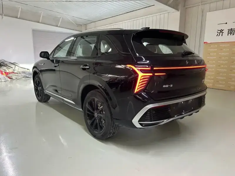 2025 Hongqi HS3 с пробегом 800 км