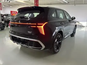2025 Hongqi HS3 с пробегом 800 км