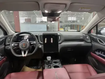 2025 Hongqi HS3 с пробегом 800 км