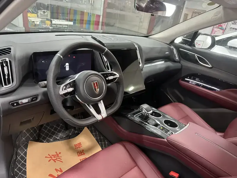 2025 Hongqi HS3 с пробегом 800 км