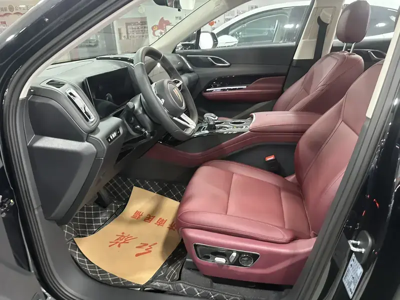 2025 Hongqi HS3 с пробегом 800 км