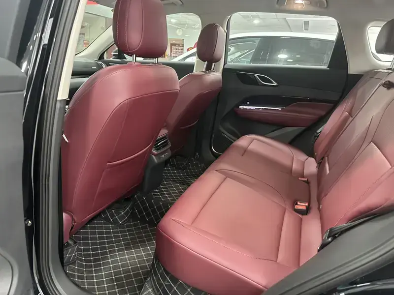 2025 Hongqi HS3 с пробегом 800 км