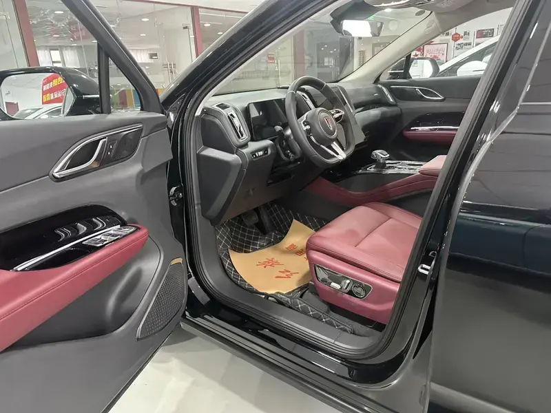 2025 Hongqi HS3 с пробегом 800 км