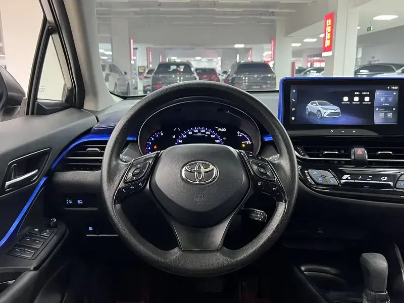 2023 Toyota C-HR с пробегом 28 000 км