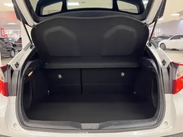2023 Toyota C-HR с пробегом 28 000 км