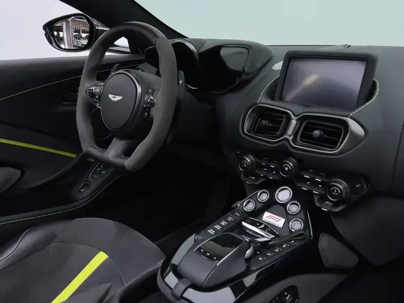 2022 Aston Martin Vantage с пробегом 7 800 км