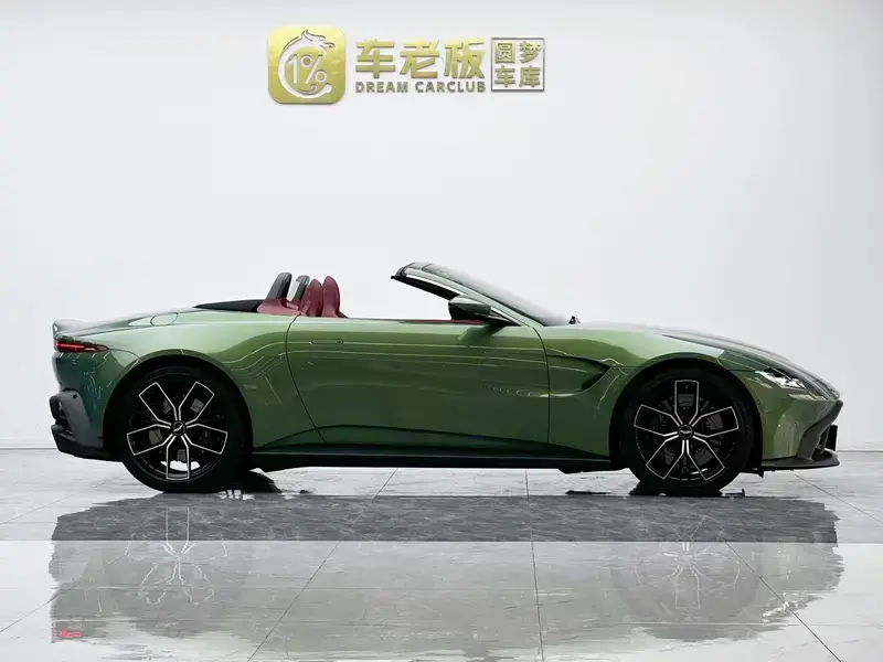 2022 Aston Martin Vantage с пробегом 18 000 км