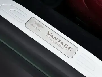 2022 Aston Martin Vantage с пробегом 18 000 км