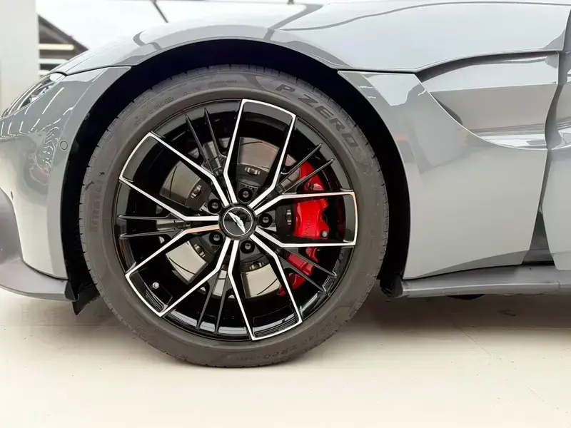 2022 Aston Martin Vantage с пробегом 15 000 км