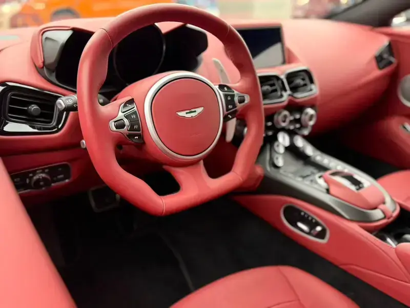 2022 Aston Martin Vantage с пробегом 15 000 км