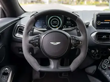 2022 Aston Martin Vantage с пробегом 20 000 км