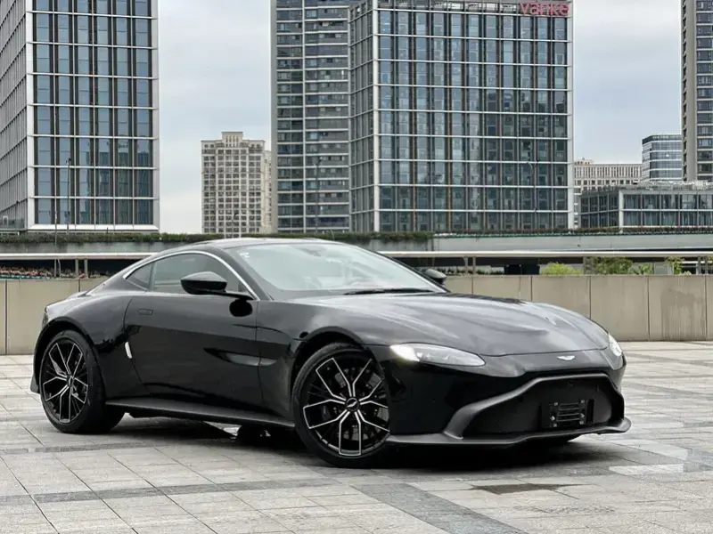 2022 Aston Martin Vantage с пробегом 10 000 км