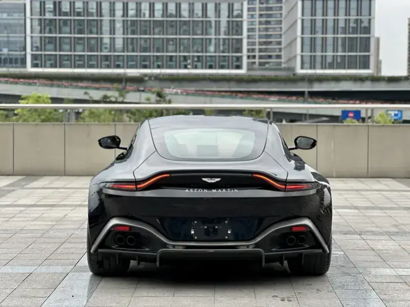 2022 Aston Martin Vantage с пробегом 10 000 км