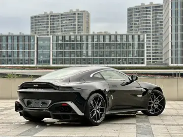 2022 Aston Martin Vantage с пробегом 10 000 км