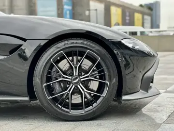 2022 Aston Martin Vantage с пробегом 10 000 км